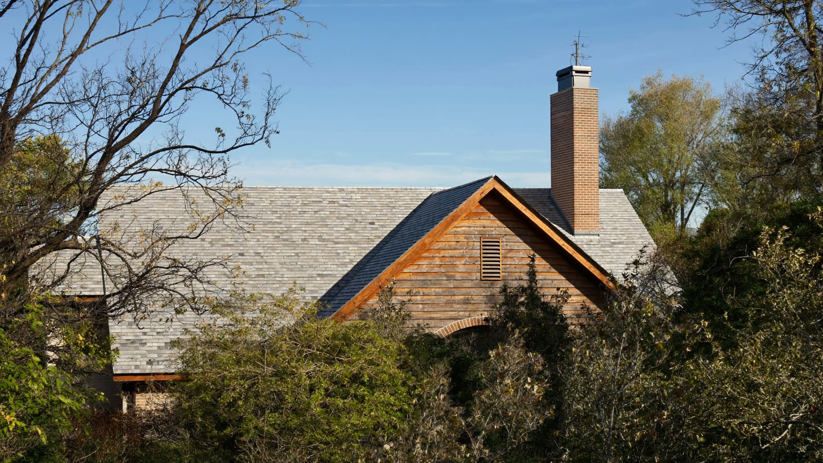 Completed architectural shingle roof on a colonial home in Chesterfield
