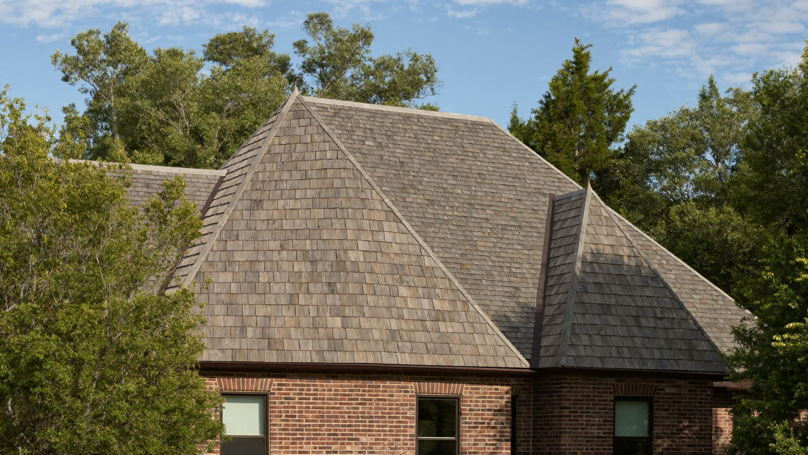 Completed architectural shingle roof on a colonial home in Wildwood